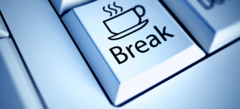 Detailaufnahme Computertastatur, auf einem Tastaturfeld ist statt eines Buchstabens eine Kaffee-Tasse gezeichnet plus Aufschrift "Break".
