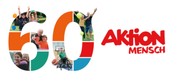 Signet zum 60-jährigen Bestehen der Aktion Mensch. Rechts in Rot das Logo der Organisation, links die Ziffern 6 und null, gefüllt mit farbigen Feldern und Fotos von Menschen mit Behinderung.