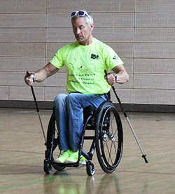 Angetrieben wird der Rollstuhl, indem man sich mit beiden Stöcken gleichzeitig vom Boden abstößt.... 