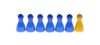 6 blaue und ein gelbes Spiel-Männchen in einer Reihe.