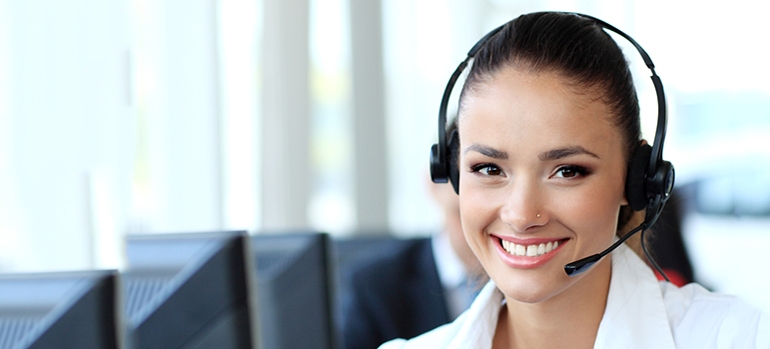 Lächelnde brünette Frau mit Headset.