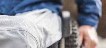 Im Rollstuhl im Regen unterwegs: Diese Kleidungsstücke halten dicht
