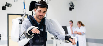 Neuroprothese ermöglicht Tetraplegiker die Nutzung eines Exoskeletts