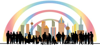 Grafik. Schattenrisse von vielen Menschen, zwei davon im Rollstuhl, vor einer Hochhaus-Silhouette und drei Regenbögen in Pastelltönen.