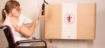 Höhenverstellbar und unterfahrbar: Wickeltische, an denen Eltern im Rollstuhl und im Stehen das Baby versorgen können