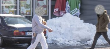 Schmale Wege, hohe Berge: Schnee-Barrieren blockieren Rollstuhlfahrer