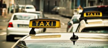 Bundessozialgericht entscheidet: Taxikostenübernahme für gehbehinderte Schülerin