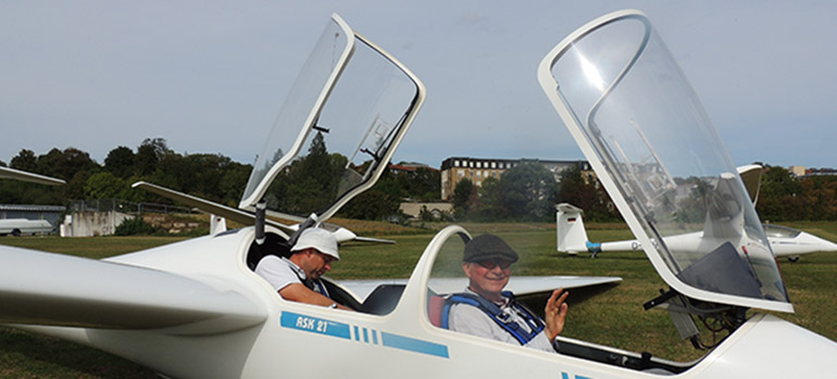 Herr Kähny und Pilot in offenem Segelflugzeug kurz vor dem Abflug.