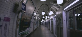 U-Bahnstation mit Lampen. Die Station heißt "Cité".