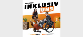 Flyer mit der Aufschrift „Podcast - Inklusiv uns“ zeigt junge Frau in schwarzer Kleidung, die auf der Lehne eines Sessels sitzt und jungen Mann im leicht angekippten Rollstuhl. Darunter die Namen der Moderatoren: Sabrina Lorenz und Moritz Brückner. Schrift und Bild sind in Schwarz-, Orange und Brauntönen gehalten.