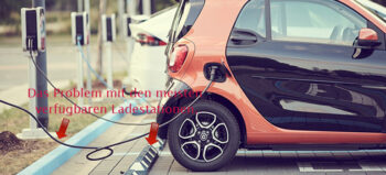 Elektroauto lädt an Ladestation auf. Ein Bodenstopper behindert beim Erreichen der Ladestation mit dem Rollstuhl.