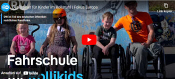 Kinder trainieren im Rollstuhl mobil zu sein