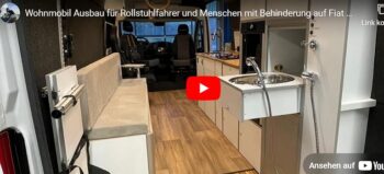 Innenausstattung mit Wasch- und Spülbecken sowie Klapptisch und Bank.