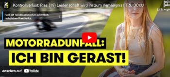 Ria im Rollstuhl, im Hintergrund ein Motorrad auf der Straße in einer Kurve. Auf dem Bild die Beschriftung: Motorradunfall: Ich bin gerast!