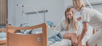 Darmmanagement bei Querschnittlähmung: Wann dürfen Pflegepersonen digital ausräumen?