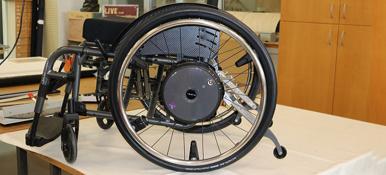 Seitliche Ansicht eines Aktivrollstuhls mit montiertem Radnabenantrieb.