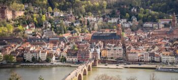Luftaufnahme der Stadt Heidelberg. Zu sehen sind: Schloss, Kirche, Brücke, Altstadt und der Fluss Neckar.