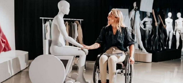Sophie: Schaufensterpuppe im Rollstuhl