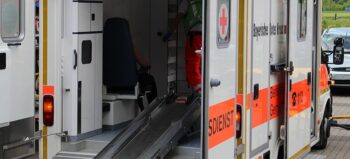 Rückansicht eines Rettungswagen. Die hintere Tür ist geöffnet.