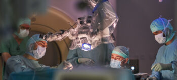 Das Team der Klinik und Poliklinik für Neurochirurgie des TUM Klinikums um Prof. Bernhard Meyer im OP-Saal.