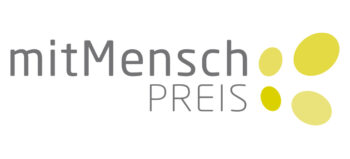 Logo mit grauem Schriftzug mitMenschPREIS und vier hellgrünen, perspektivisch gedehnten Punkten.