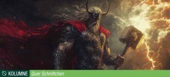 Der ki-generierter nordische Gott Thor mit Hammer, Hörnerhelm, Brustharnisch und rotem Umhang vor einem stürmischen Himmel mit Blitzen und Gewitterwolken. Darunter ein grüner Balken mit der Aufschrift: Kolumne: Quer Schnittchen