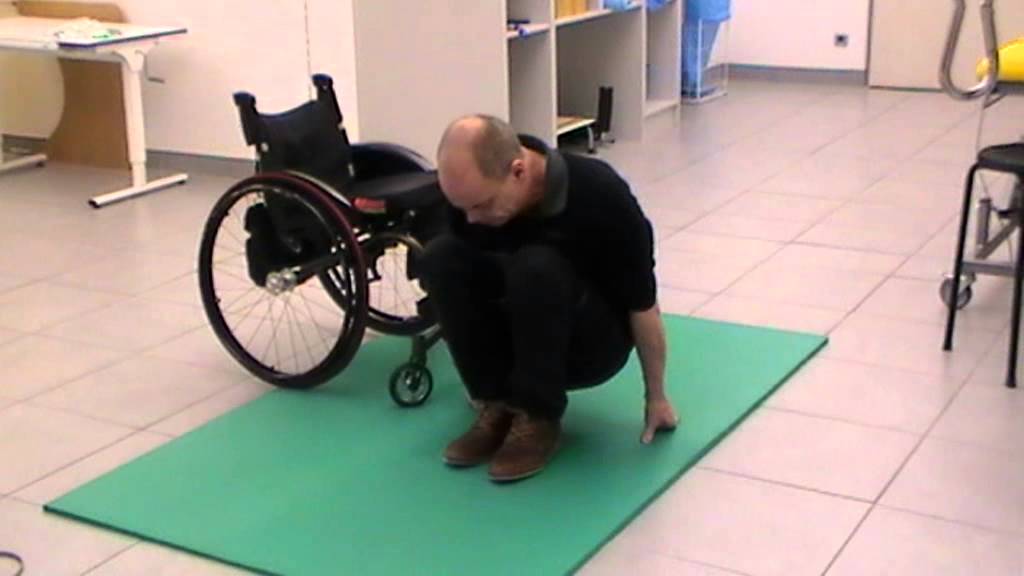 Vom Boden in den Rollstuhl – Mit und ohne Hilfsmittel | Der-Querschnitt.de