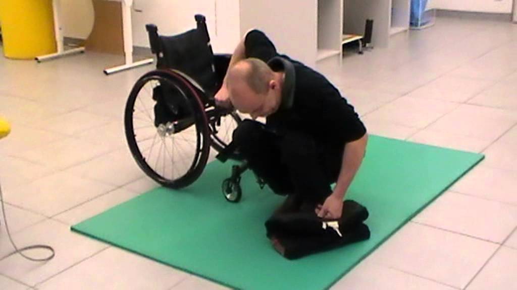 Vom Boden in den Rollstuhl – Mit und ohne Hilfsmittel | Der-Querschnitt.de